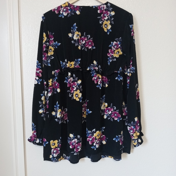Isabel maternity by Ingrid & Isabel floral ruffle black V-neck maternity blouse - Picture 10 of 11
